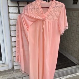 Vintage nightie/robe all-in-one, knee-length, short sleeve size M peachy pink.